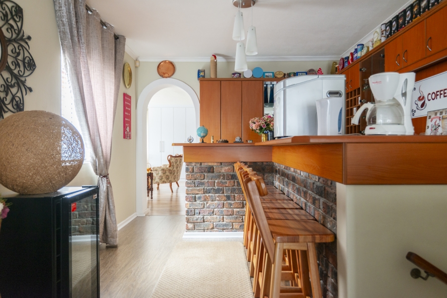 5 Bedroom Property for Sale in Middedorp Western Cape